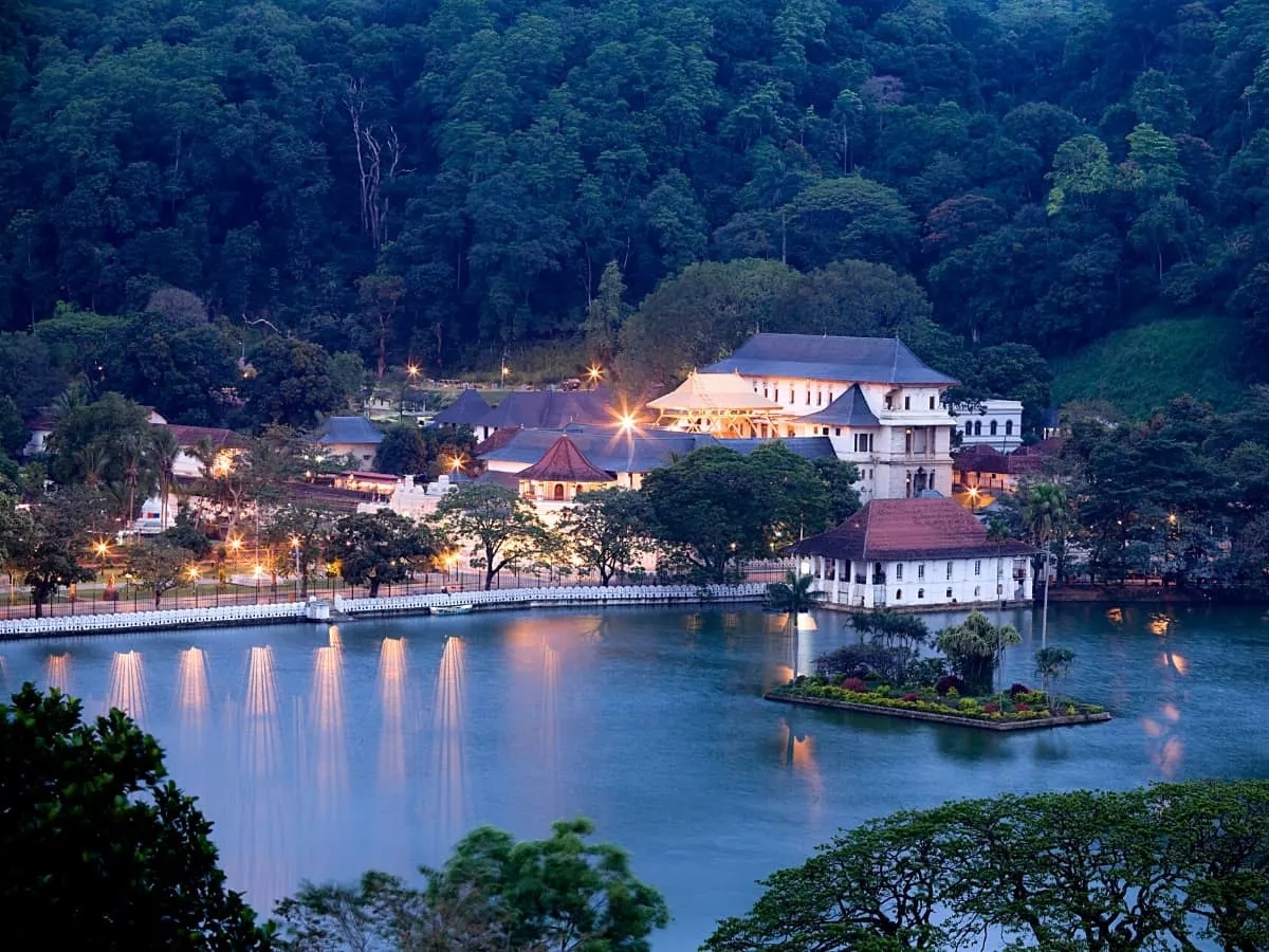 Kandy-Lake-Sri-Lanka-2