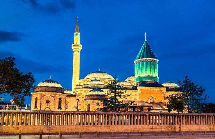 mevlana-museum-mausoleum-rumi-konya-turkey_261932-3724
